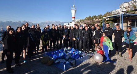 DENİZ DİBİNDEN ARAÇ LASTİKLERİ VE ELEKTRİK SÜPÜRGESİ ÇIKARILDI
