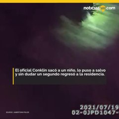 Oficial de NY arriesga su vida para salvar a familia de casa en llamas