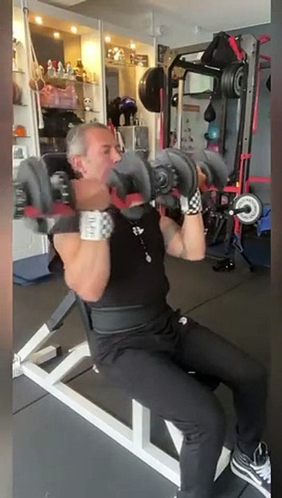 —Gear from @bodyengineers —Happy Monday ! —Salut la famille, j’espère que vous allez bien et que vous avez passé un bon week-end ? Voici mon entraînement Épaules de ce lundi matin.‍♀️—SAVE This Shoulder Workout1. Single Arm Shoulder Press - 4