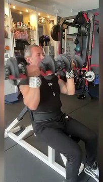 —Gear from @bodyengineers —Happy Monday ! —Salut la famille, j’espère que vous allez bien et que vous avez passé un bon week-end ? Voici mon entraînement Épaules de ce lundi matin.‍♀️—SAVE This Shoulder Workout1. Single Arm Shoulder Press - 4