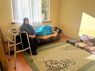 Yarım asır birlikte yaşadığı engelli eşine bakmak için çabalıyor