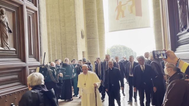 Assisi, Papa Francesco arriva nella basilica di Santa Maria degli Angeli