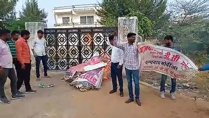 भाजपाइयों ने कांग्रेस कार्यालय के गेट पर फूंका मुख्यमंत्री गहलोत व पीसीसी चीफ डोटासरा का पुतला