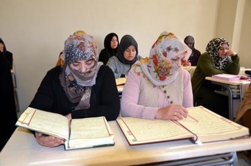 Hasköy'de açılan Kur'an kursuna kadınlar ilgi gösteriyor