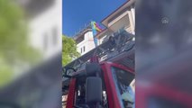 Alanya'da kontrolünü kaybeden yamaç paraşütçüsü, 4 katlı binanın çatısında asılı kaldı