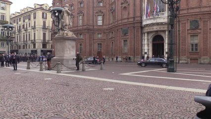 Скачать видео: Torino, il presidente della Repubblica Sergio Mattarella arriva al Teatro Carignano