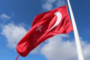 ULUS'TA DA DEV TÜRK BAYRAĞI GÖNDERE ÇEKİLDİ