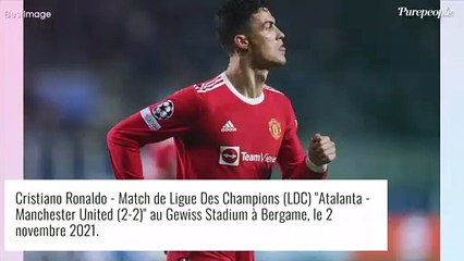 Cristiano Ronaldo : Une jeune fan réussit à l'approcher sur le terrain, il lui fait un cadeau incroyable