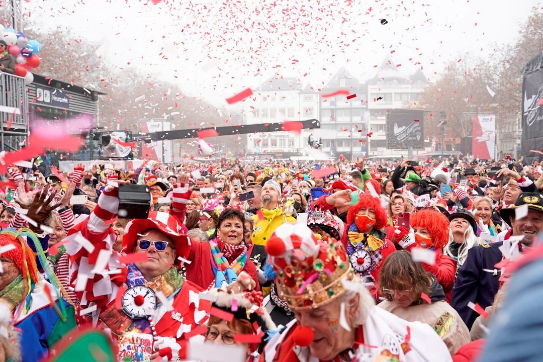 Trotz Corona: Kölner Karnevalsauftakt mit tausenden Jecken