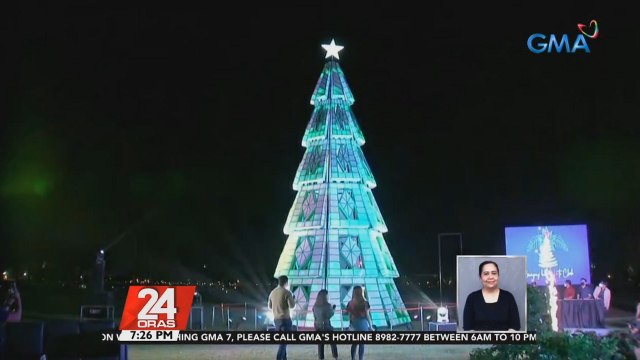40-ft. Christmas tree na binihisan ng 2,000 led light bulbs, pinailawan na | 24 Oras