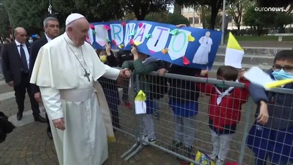 Papa: "Accogliere significa aprire la porta e permettere a chi bussa di entrare"