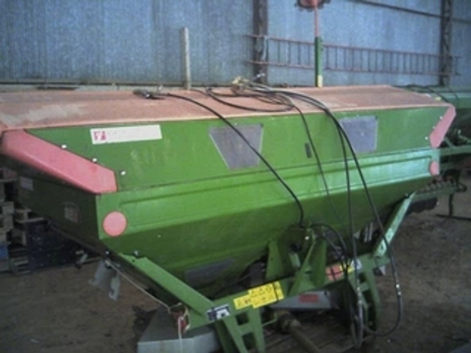 épandage d'engrai avec le farmer 311 lsa