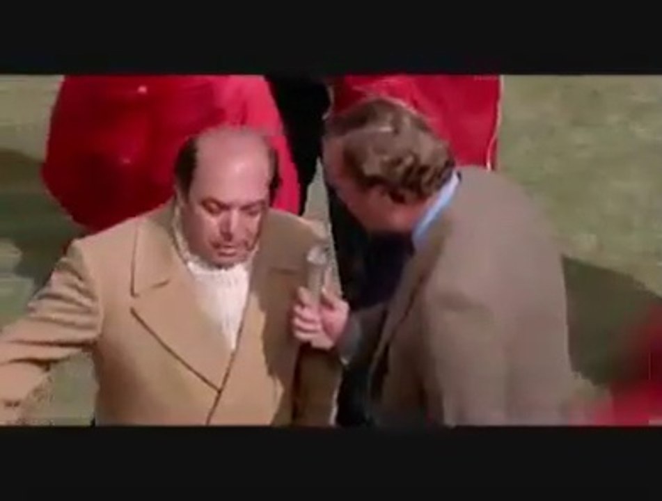 GIAMPIERO Galeazzi intervista l'allenatore Oronzo Canà in L'allenatore nel pallone con Lino Banfi