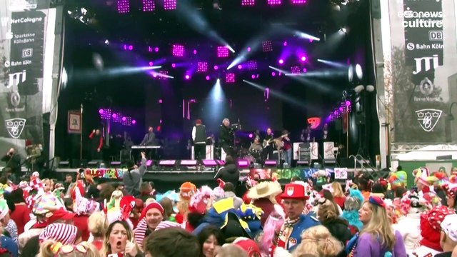 Thousands gather to celebrate opening of Cologne Carnival after COVID hiatus