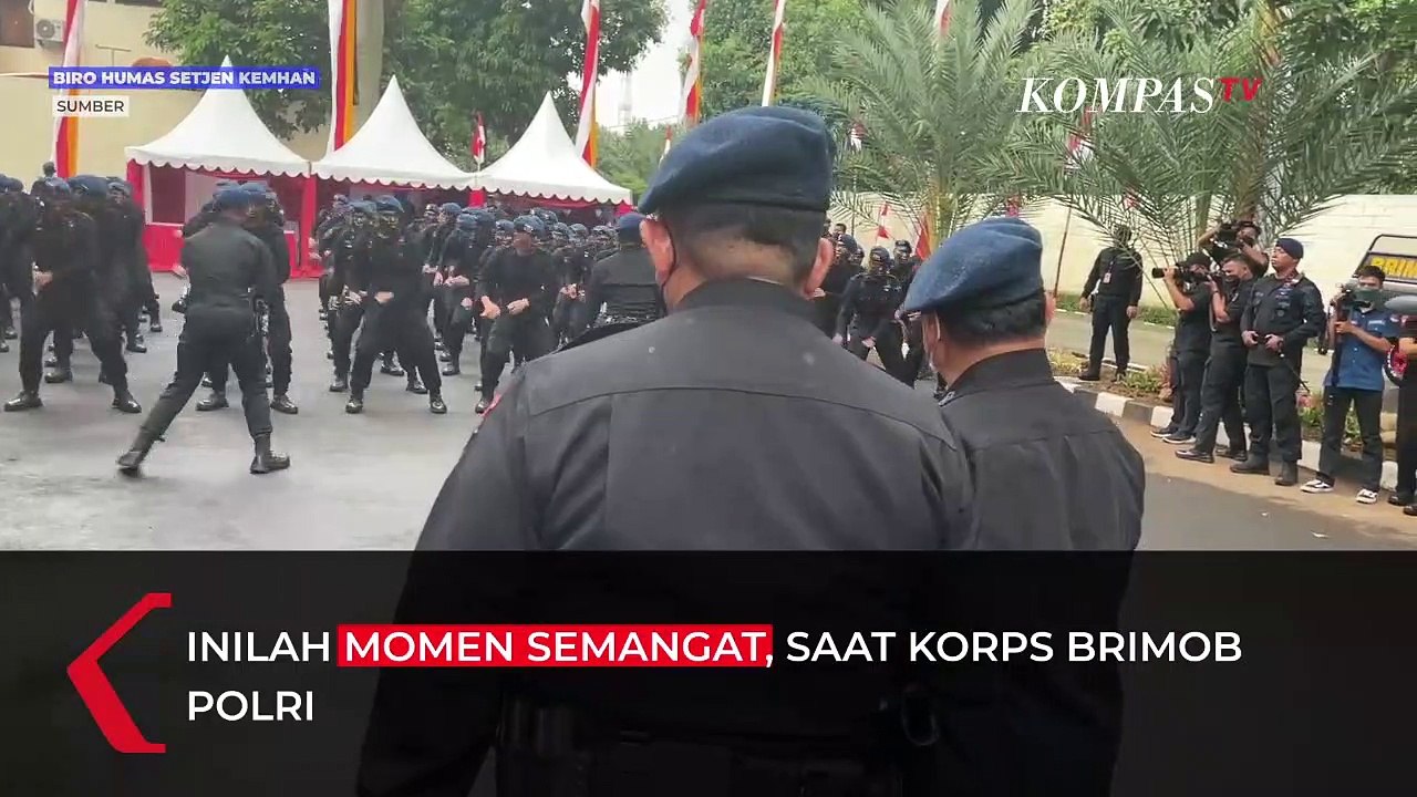 Diguyur Hujan, Menhan Prabowo Disambut Yel-yel Korps Brimob Polri
