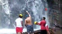 Corpo de Bombeiros Militar do DF tenta encontrar corpo de homem que caiu em cachoeira