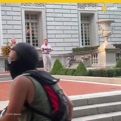 Pareja armada amenaza a manifestantes y Trump los apoya