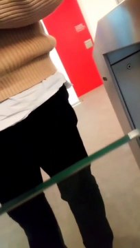 Un funcionario le dice a una mujer que va a tirar el informe Campra a la basura según se vaya. Nosotros sabemos quién es ese maleducado