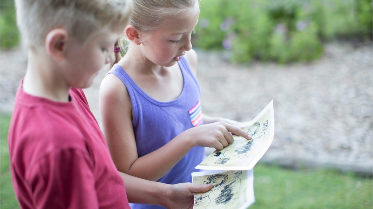 Les enfants font une chasse au trésor et découvrent le butin d’un cambriolage