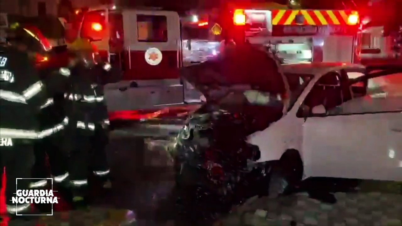 Aparatoso choque en la colonia Americana dejó saldo de dos lesionados y un vehículo incendiado