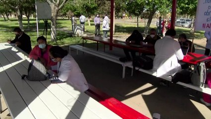 MEDICOS PIDEN VACUNAS A EL PASO