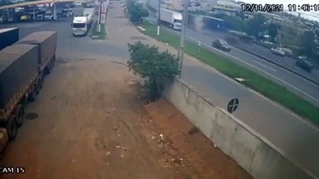 Carreta colide contra carro e arrasta veículo pela rodovia BR-376