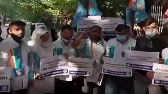 Mumbai Metro: Congress protest against Kangana Ranaut