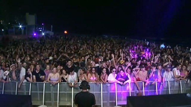 Qld health authorities racing to track the source of two unlinked covid cases