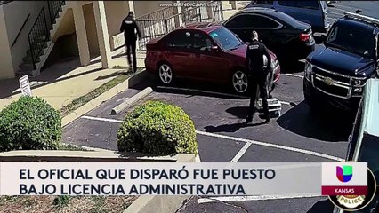 Mujer apunta pistola contra oficiales