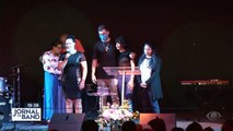 Parentes e amigos de Marília Mendonça participaram de um culto em homenagem à cantora na noite de ontem em Goiânia. Ela foi lembrada com música. #BandJornalismo