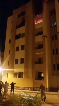 سوبر مان .. شاب ينقذ طفلا رضيعا من حريق شقة بالدور الخامس من الشباك