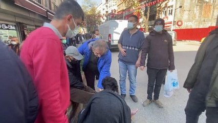 Yaşlı adam yolun karşısına geçmek isterken iki aracın arasına sıkıştı