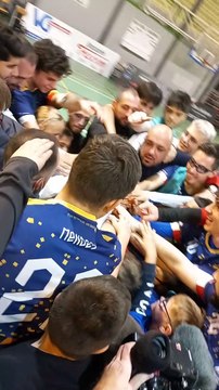 Le cris de guerre de la victoire nos u9 entouré des joueurs de la SQUADRA DE MOUSCRON VICTOIRE 3 A 1!!!