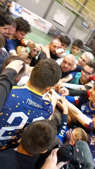 Le cris de guerre de la victoire nos u9 entouré des joueurs de la SQUADRA DE MOUSCRON VICTOIRE 3 A 1!!!