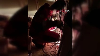 Duvar ile merdiven boşluğu arasına sıkışan kediyi itfaiye ekipleri kurtardı