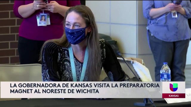 Gobernadora Laura Kelly visita escuela en Wichita