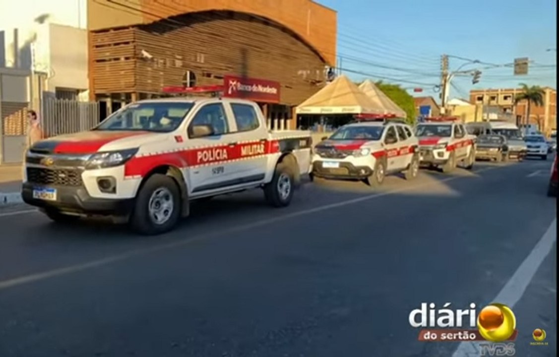 Viaturas da PM acompanham féretro do sargento Rezenildo durante sepultamento, em Cajazeiras