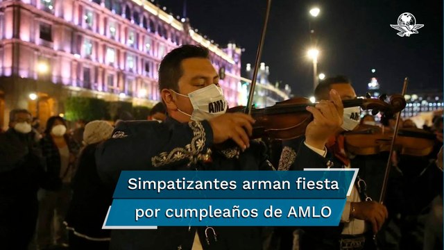 Le llevan serenata al presidente y se arma la fiesta a las afueras de Palacio Nacional