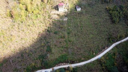 TEPEDEKİ EVİNE VAGONLU RAYLI SİSTEMLE İNİP ÇIKIYOR