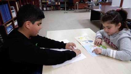 Görme engelli arkadaşının gözü oldu