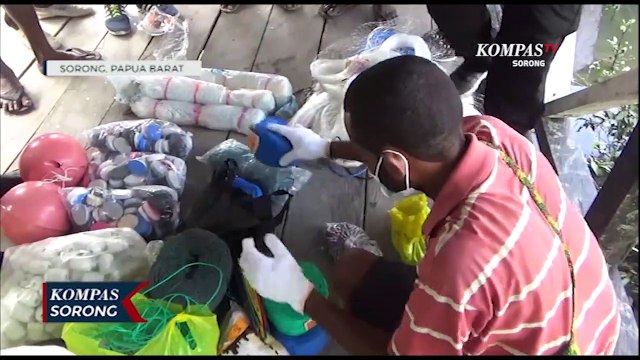 Mahasiswa Politeknik Kelautan Dan Perikanan Bantu Ajarkan Nelayan Buat Jaring Tangkap