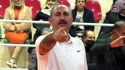 Adalet Bakanı Gül, gençlerle voleybol oynadı