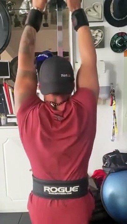 —Gear from @bodyengineers —Happy Friday ! —Salut la famille, j’espère que vous allez bien? Voici mon entraînement Dos de ce vendredi matin. Bon week-end à tous—SAVE This Back Day1. Lat Pulldowns - 4✖️10reps.2. Single Arm Rows - 4✖️8reps.3.