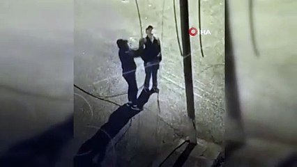 Arkadaşının sırtına çıkarak elektrik direğindeki kabloları böyle çaldı