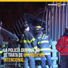 Autobús queda partido a la mitad y colgando de un puente tras choque en NY
