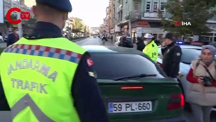 Uygulamada panikleyen sürücü, muhabirin ayağını ezdi