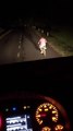 Tài xế xe tải soi đèn hộ tống bé trai đạp xe vượt đèo