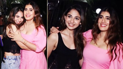 बिग बॉस फेम अकासा सिंह और विधि पांड्या अंधेरी में सिल्वर बीच कैफे के बाहर हुए स्पॉट