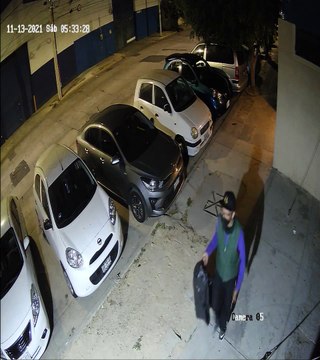 Sujeto roba autopartes durante la madrugada en calles de la colonia Morelos, en Guadalajara
