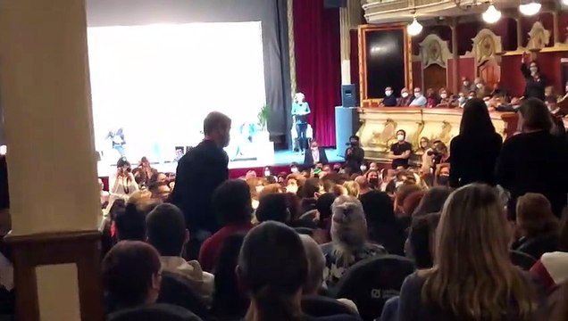Dos simpatizantes de Frente Obrero intentan reventar el acto de Yolanda Díaz en Valencia